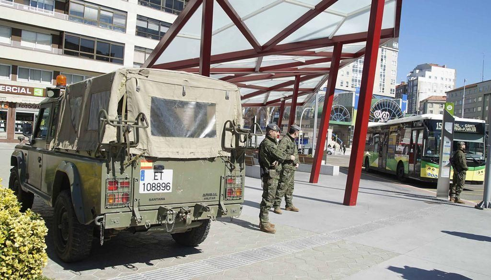 Varios militares de la Brilat, ayer en labores de vigilancia en la Praza de América, donde controlaban el tránsito de peatones y vehículos.