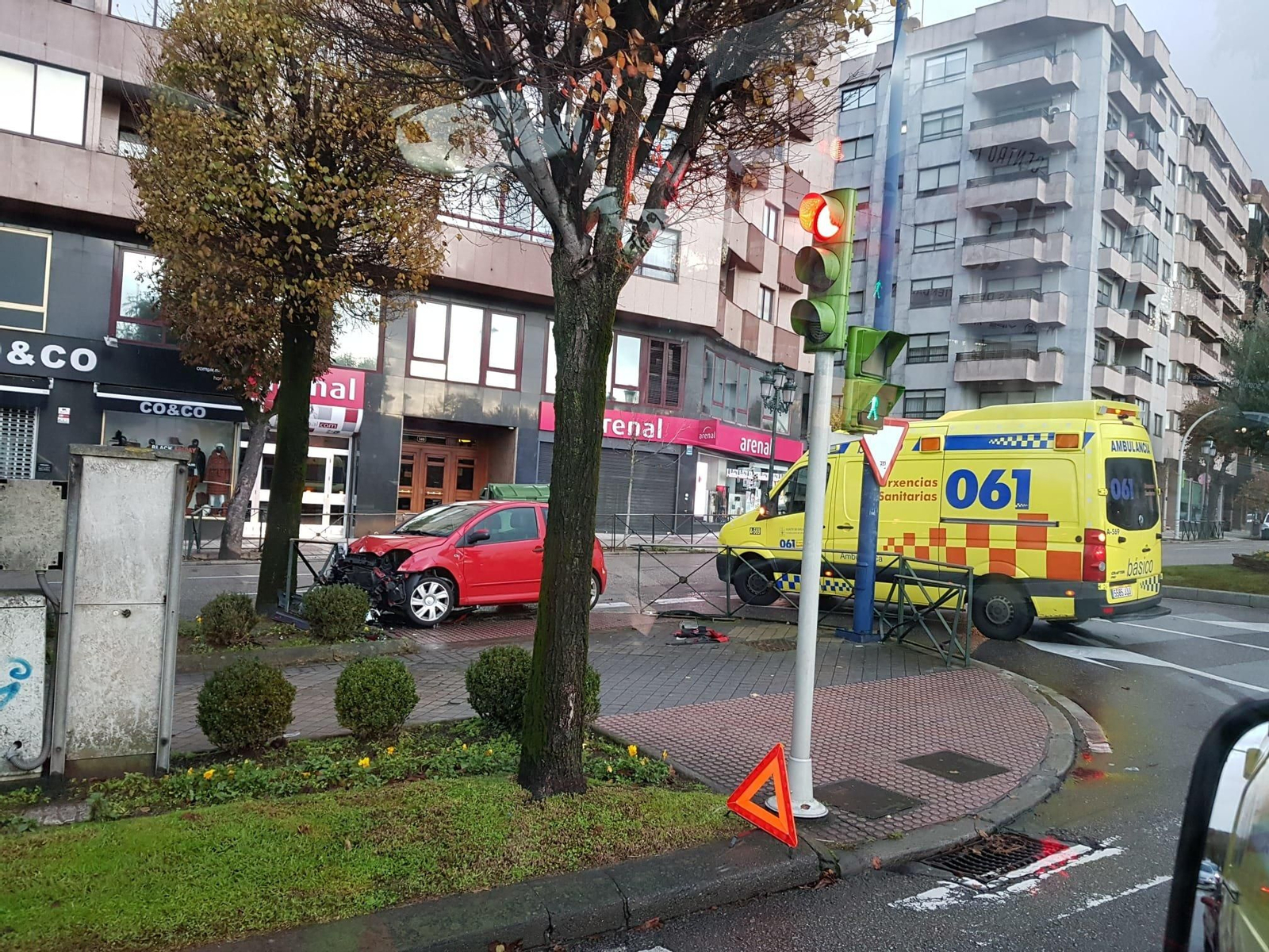 Un vehículo sufrió un accidente en la Gran Vía, a la altura de la calle Tarragona.