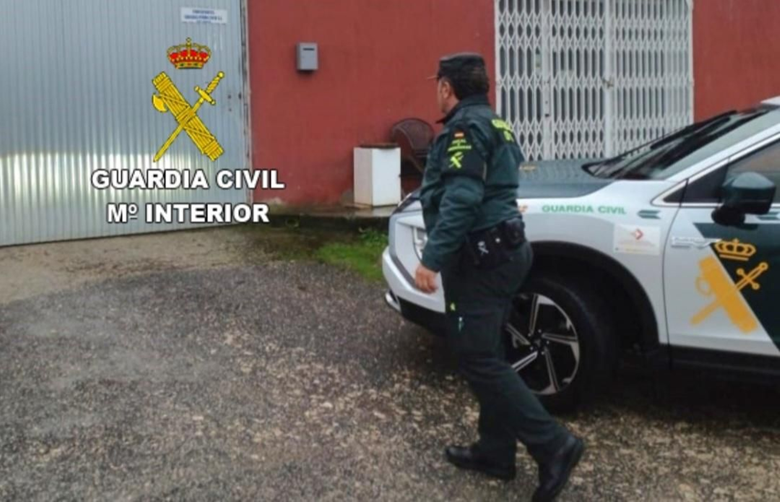 La Guardia Civil entra a inspeccionar la nave de Ponte Caldelas. // Guardia Civil