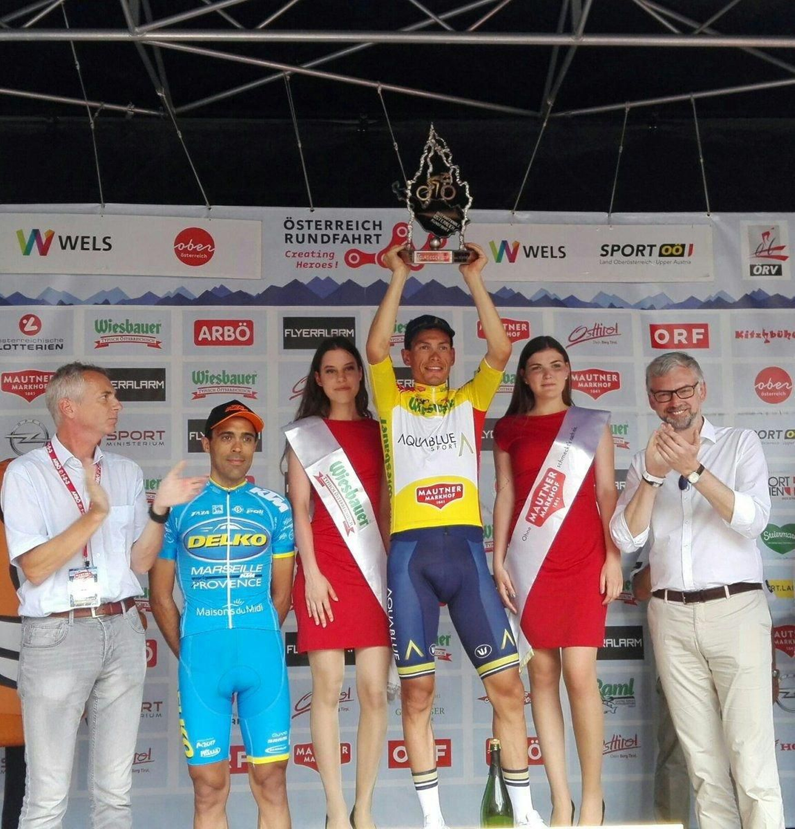 Delio Fernández, en el podio final del Tour con Denifl en lo más alto.