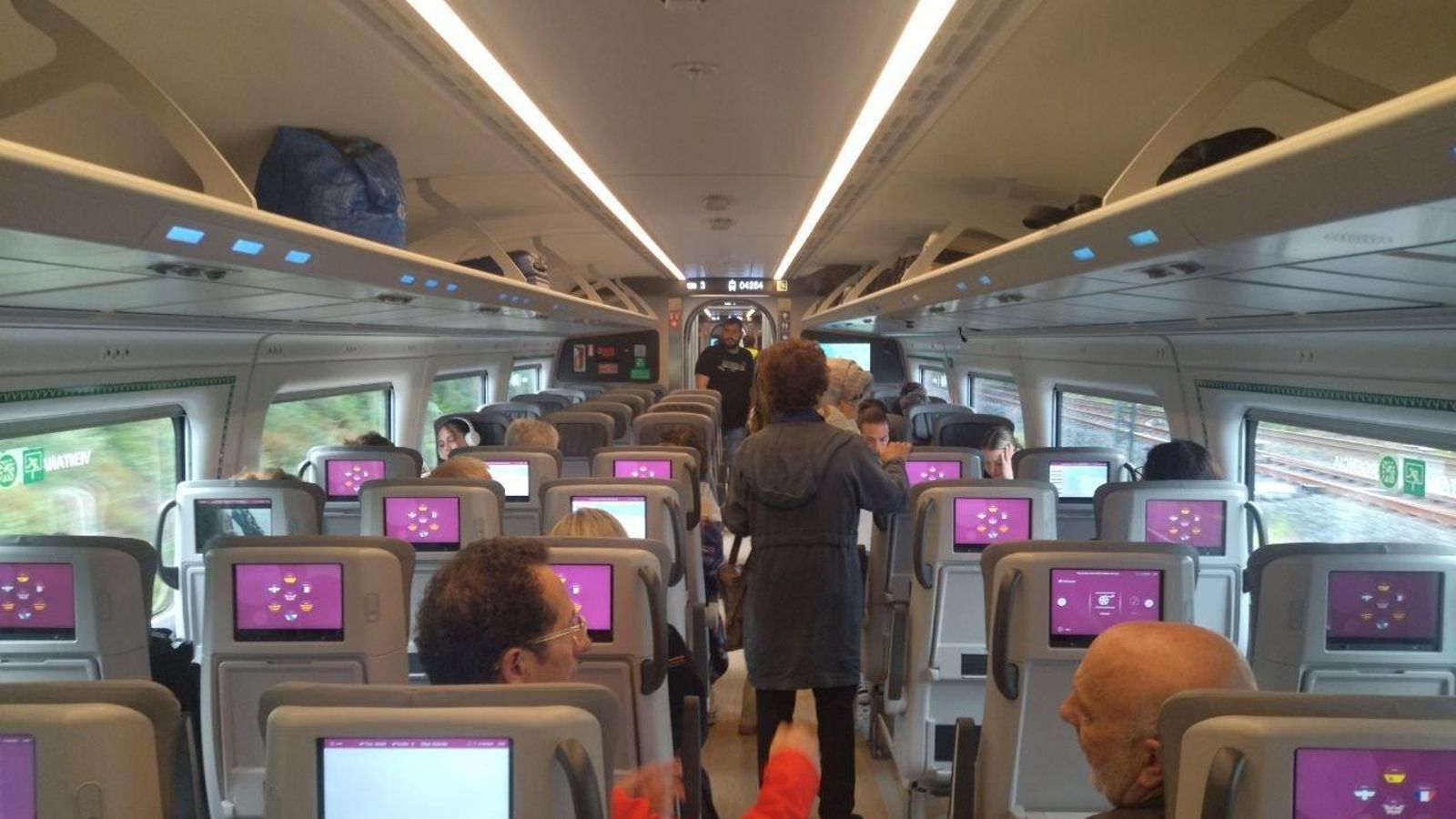 Pasajeros a bordo del primer tren Avril con salida desde Vigo. // S.C.