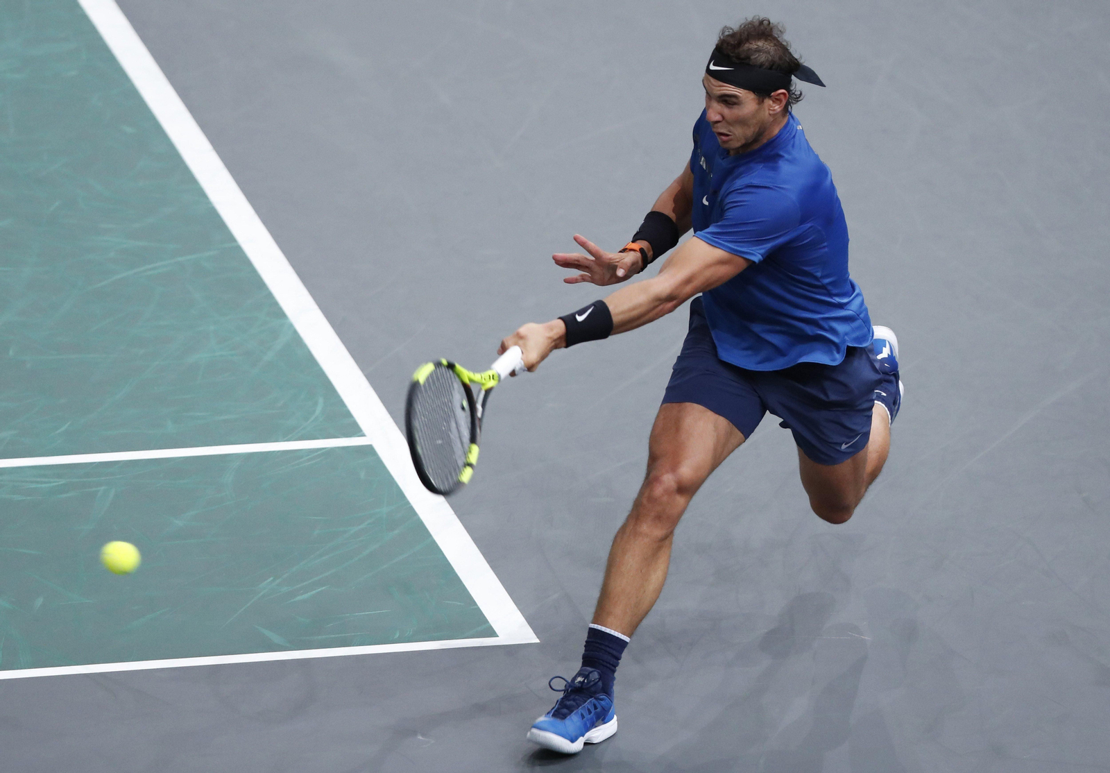 Rafa Nadal devuelve una pelota durante el partido ante Cuevas.