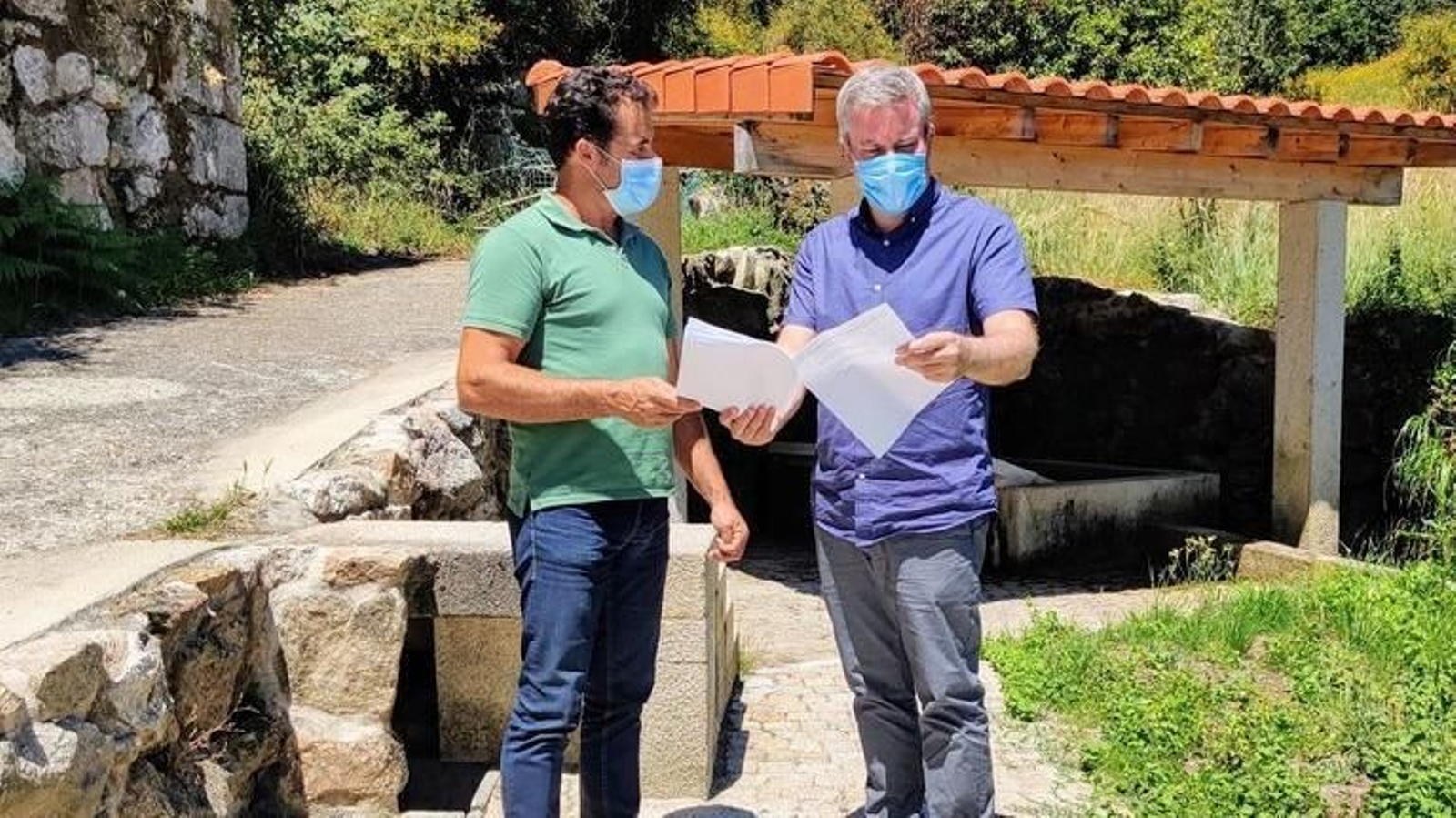 El alcalde de A Cañiza, Luis Piña, visitando el lavadero de Luneda ya restaurado.