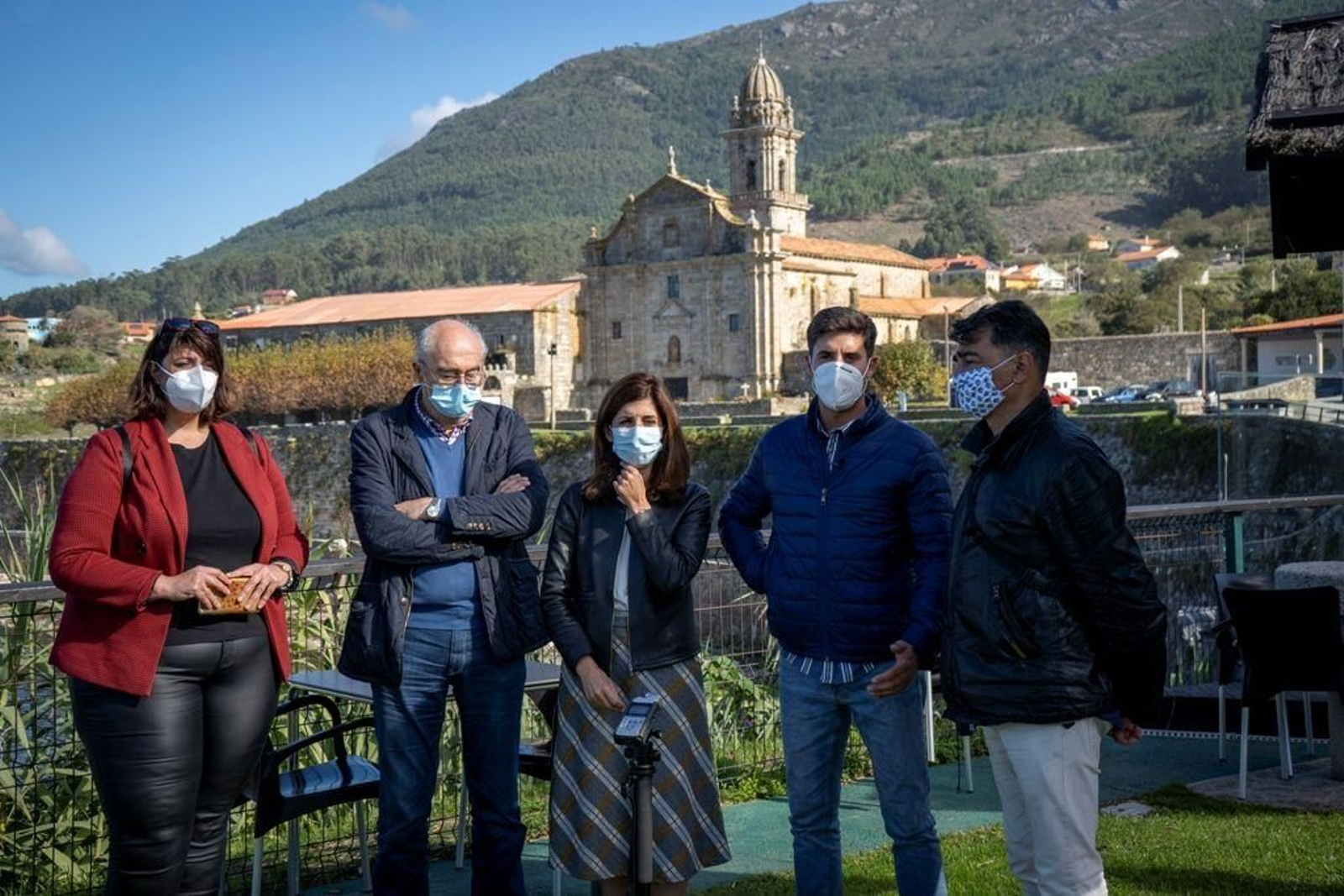 La alcaldesa de Oia, Cristina Correa con algunas de las entidades participantes.