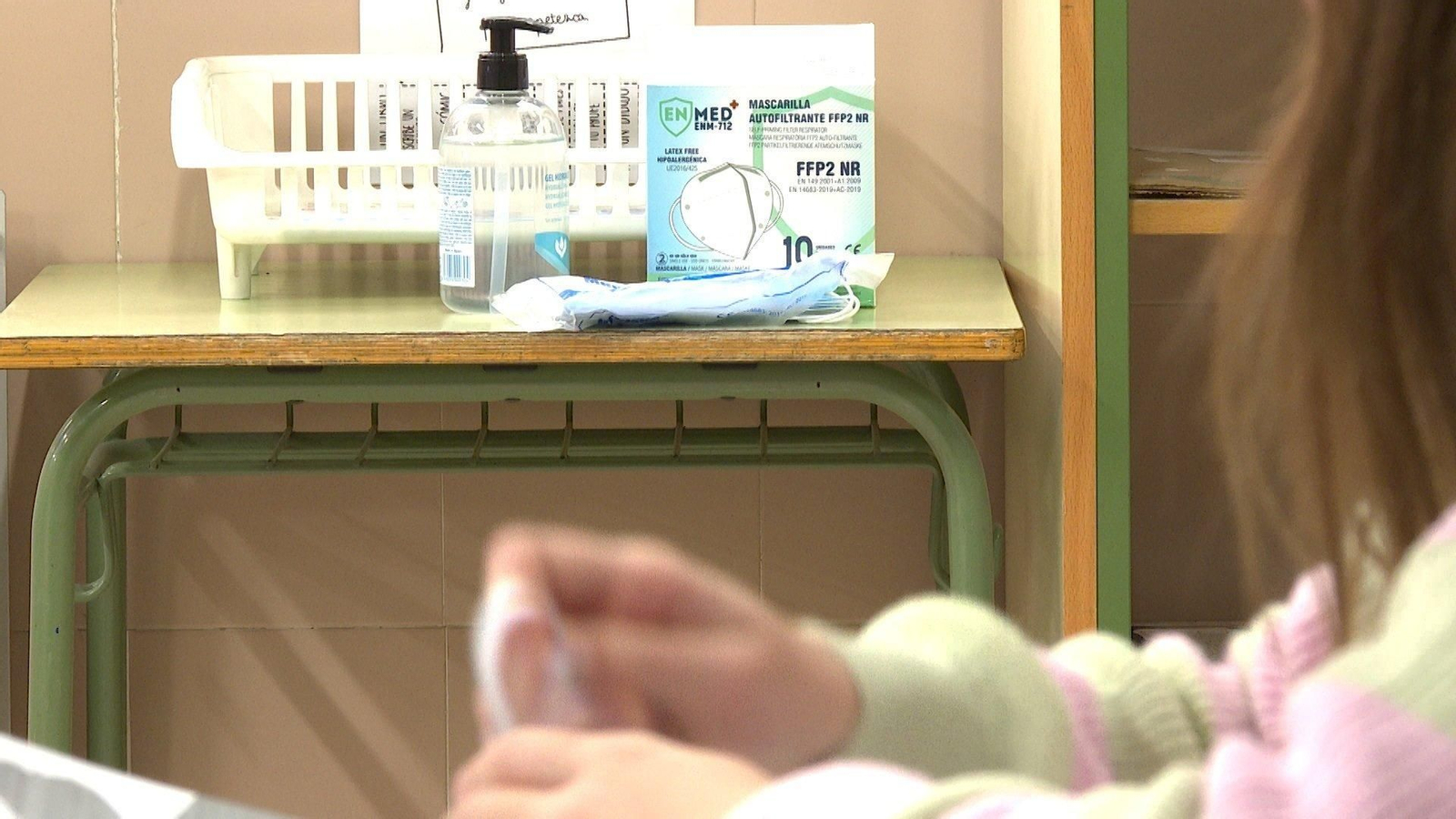 Una caja de mascarillas y gel hidroalcohólico. // E.P.