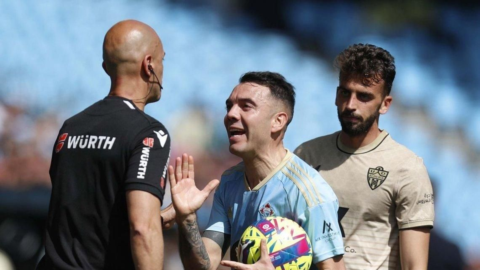 Iago Aspas protesta en el Celta-Almería de la pasada temporada, que terminó en empate.
