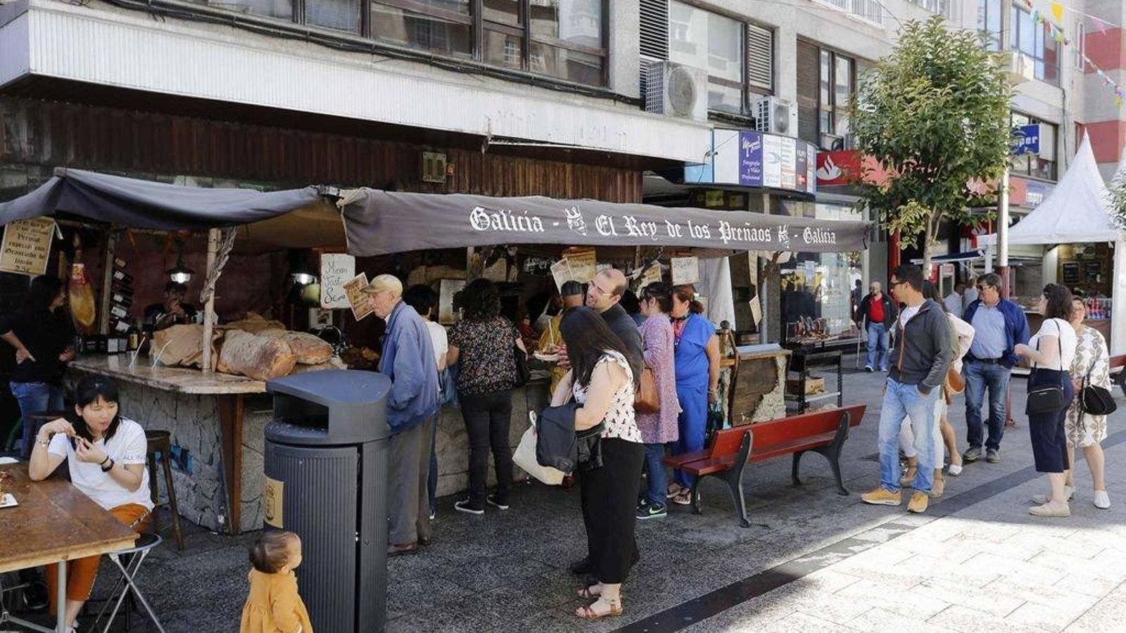 Los puestos de comida estuvieron muy concurridos en el Calvario.