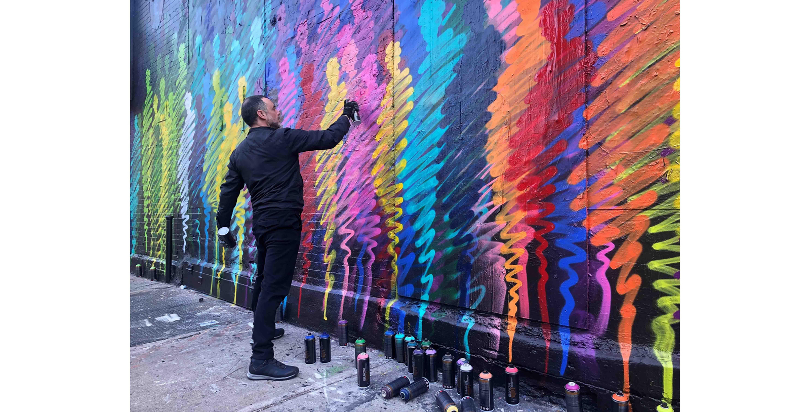 El artista callejero español Suso33 da los últimos retoques a su mural pintado en una esquina del barrio del Village neoyorquino en el que refleja de alguna manera "el crisol" de culturas e identidades de la ciudad de Nueva York. EFE/Javier Otazu