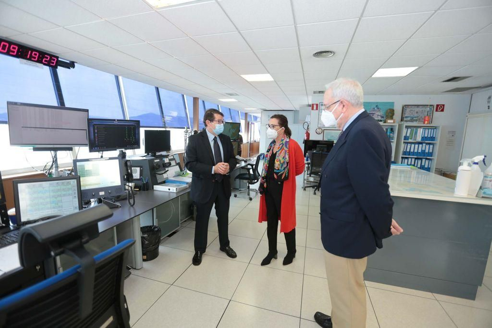 Maica Larriba ayer durante la visita a Salvamento en Vigo.