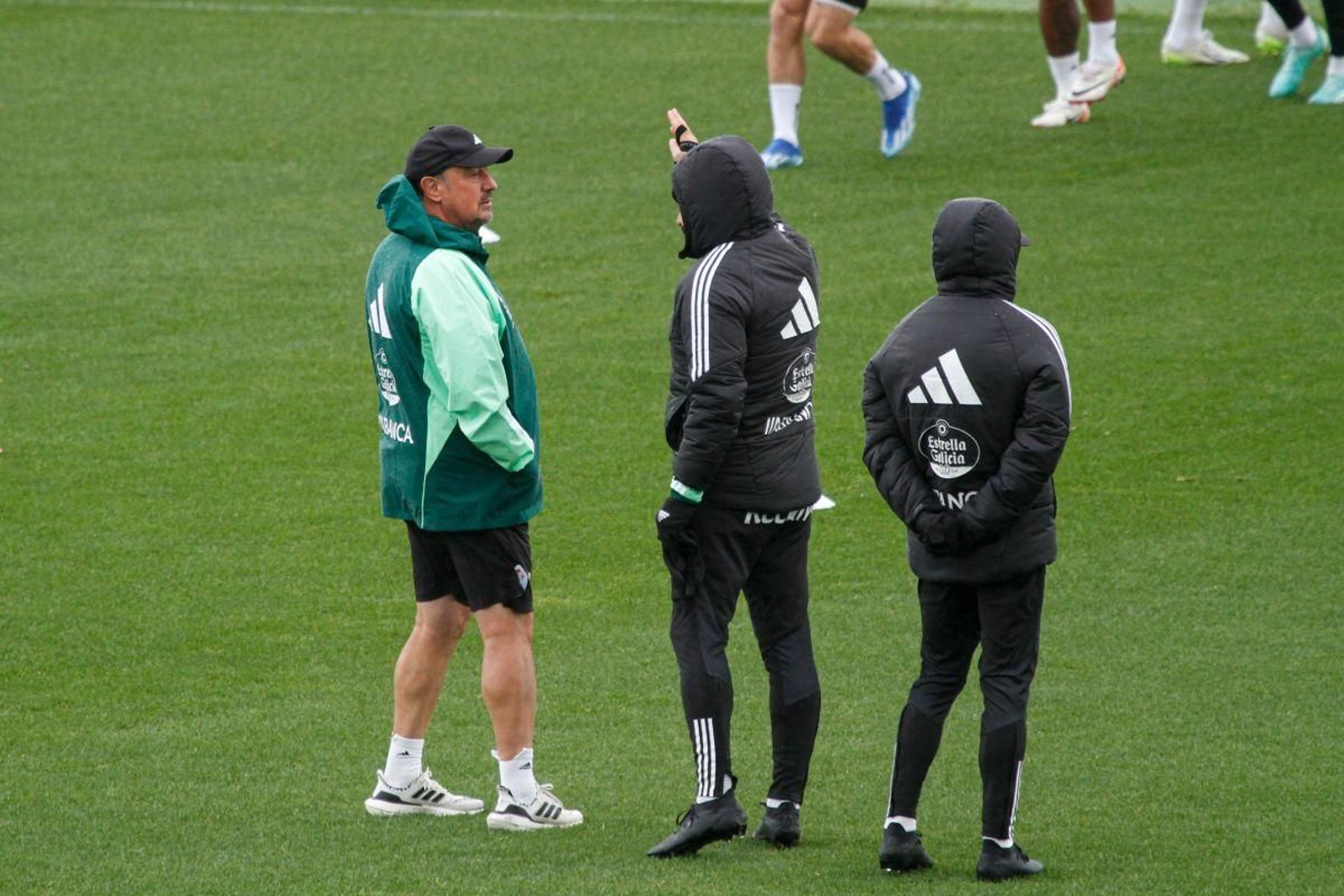 Rafa Benítez habla con uno de sus ayudantes, ayer, en la ciudad deportiva del Celta en Mos.