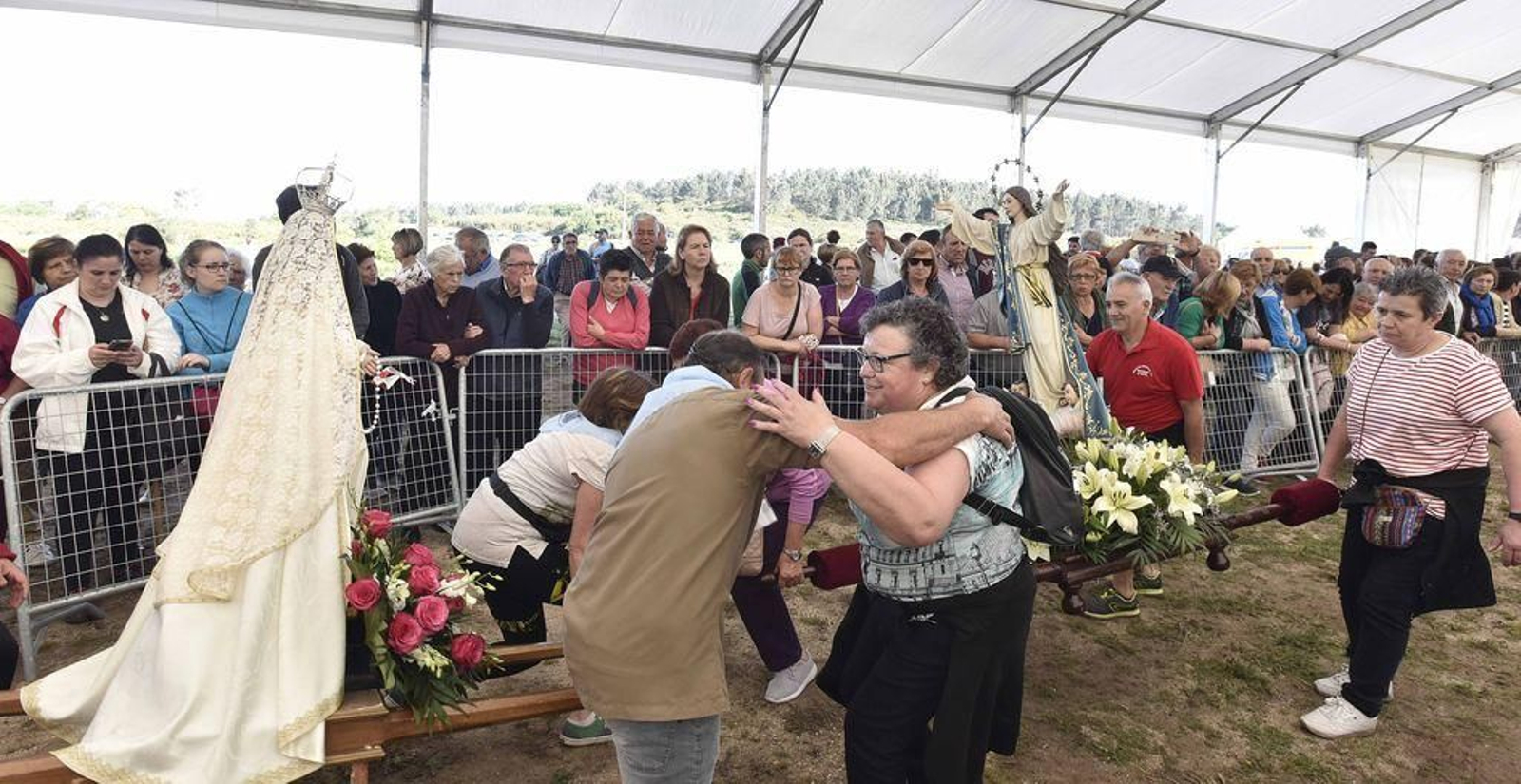 Imágen típica de As Pascuillas: salutaciones y reverencias entre romeros e imágenes.