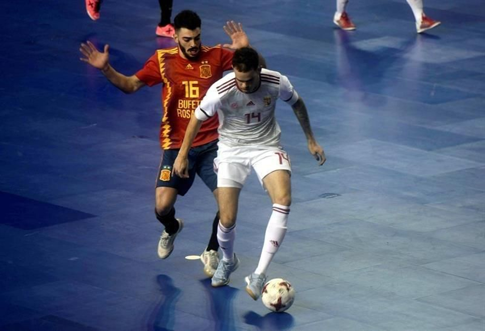 El pivote de la selección española de fútbol sala Adolfo Fernández (i) lucha por el balón ante el húngaro Kristóf Kondás (d)