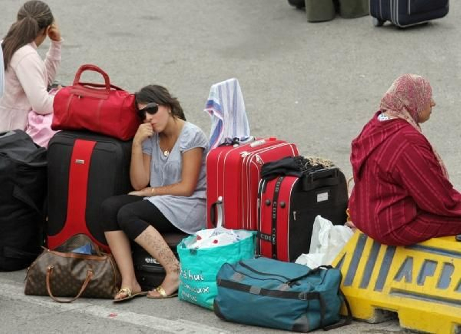 Emigrantes marroquíes esperan para cruzar el estrecho por Algeciras.