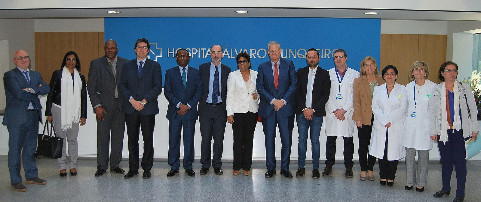 Laministra de Sanidad de Mozambique y el conselleiro de Sanidade, en el centro.