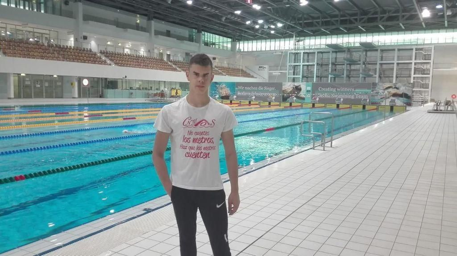 Ferrón posa en la piscina de Mos, donde entrena habitualmente.