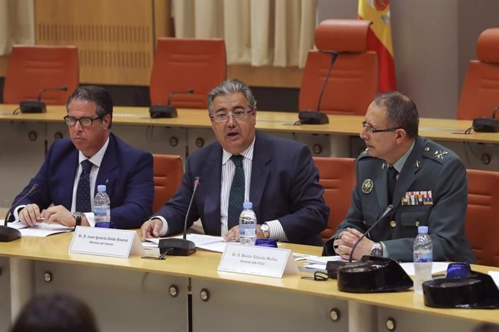 El ministro del Interior, Juan Ignacio Zoido (c), el director de la Dirección General de Tráfico, Gregorio Serrano (i), y el general Jefe ATGC, Benito Salcedo (d)