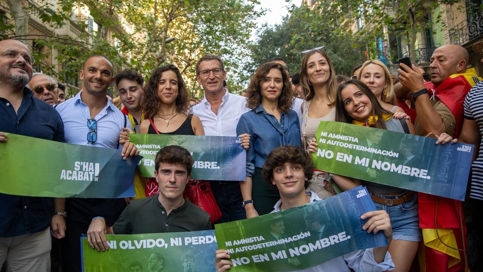 El presidente del PP de Cataluña, Alejandro Fernández (i), el líder del Partido Popular, Alberto Núñez Feijóo (c), y la presidenta de la Comunidad de Madrid y presidenta del Partido Popular de la Comunidad de Madrid, Isabel Díaz Ayuso (5d) en la manifestación en Barcelona contra la amnistía. // Europa press