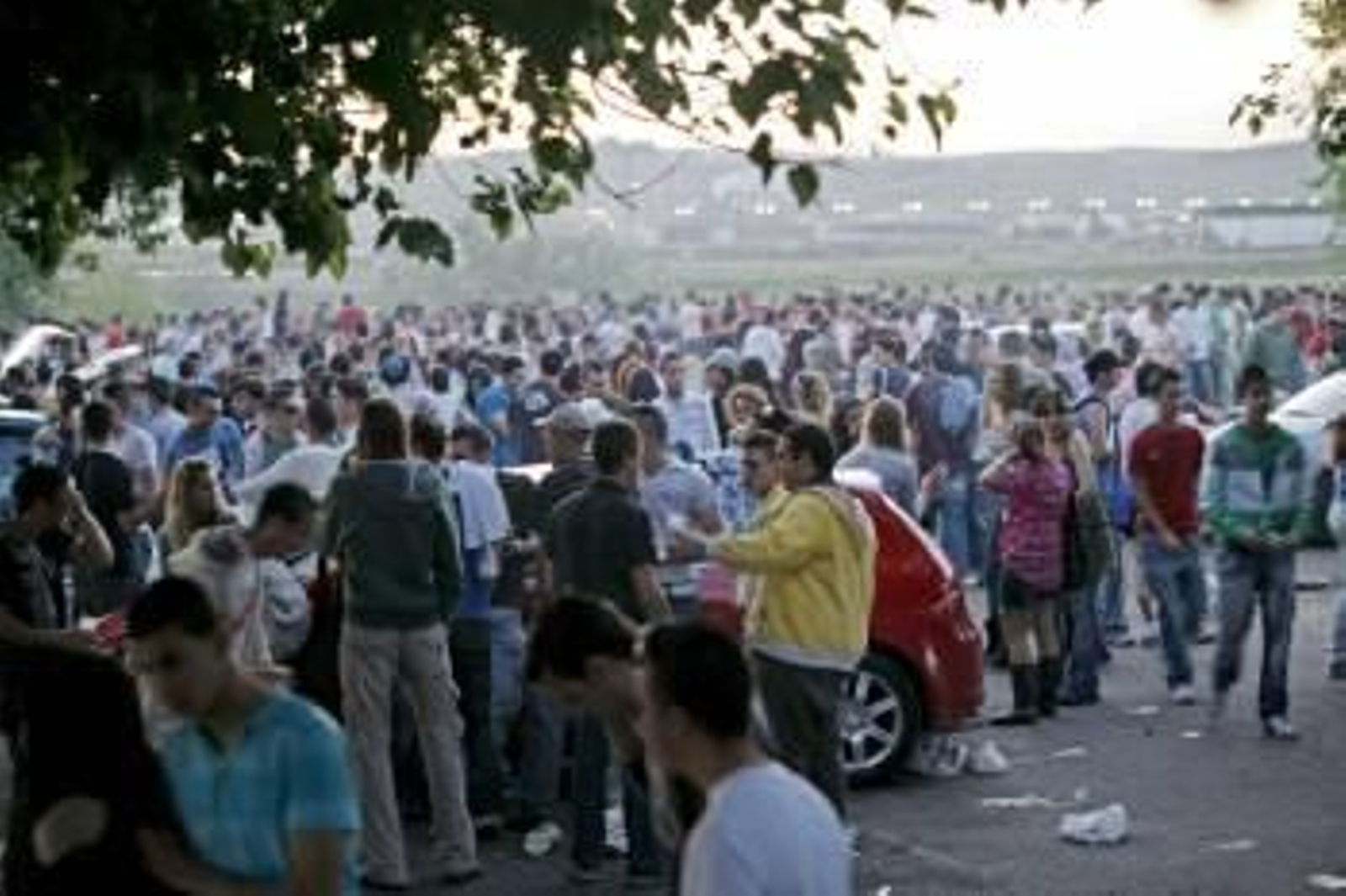 Varios jóvenes hacen 'botellón' en un polígono. (Foto: ARCHIVO)