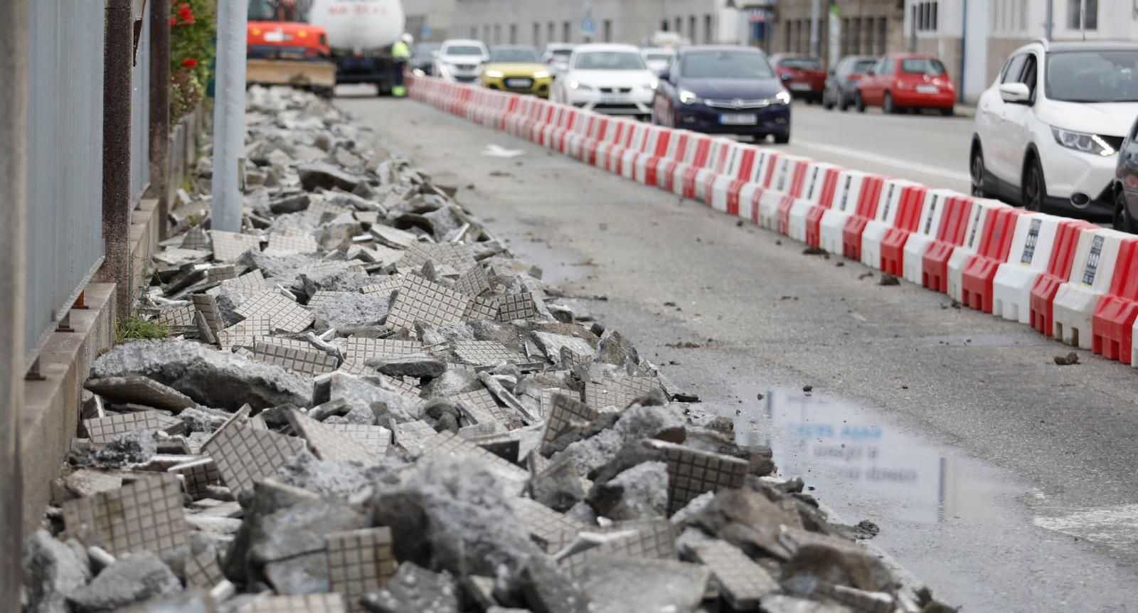 Las obras del carril bici colapsan Beiramar. // J.V. Landín