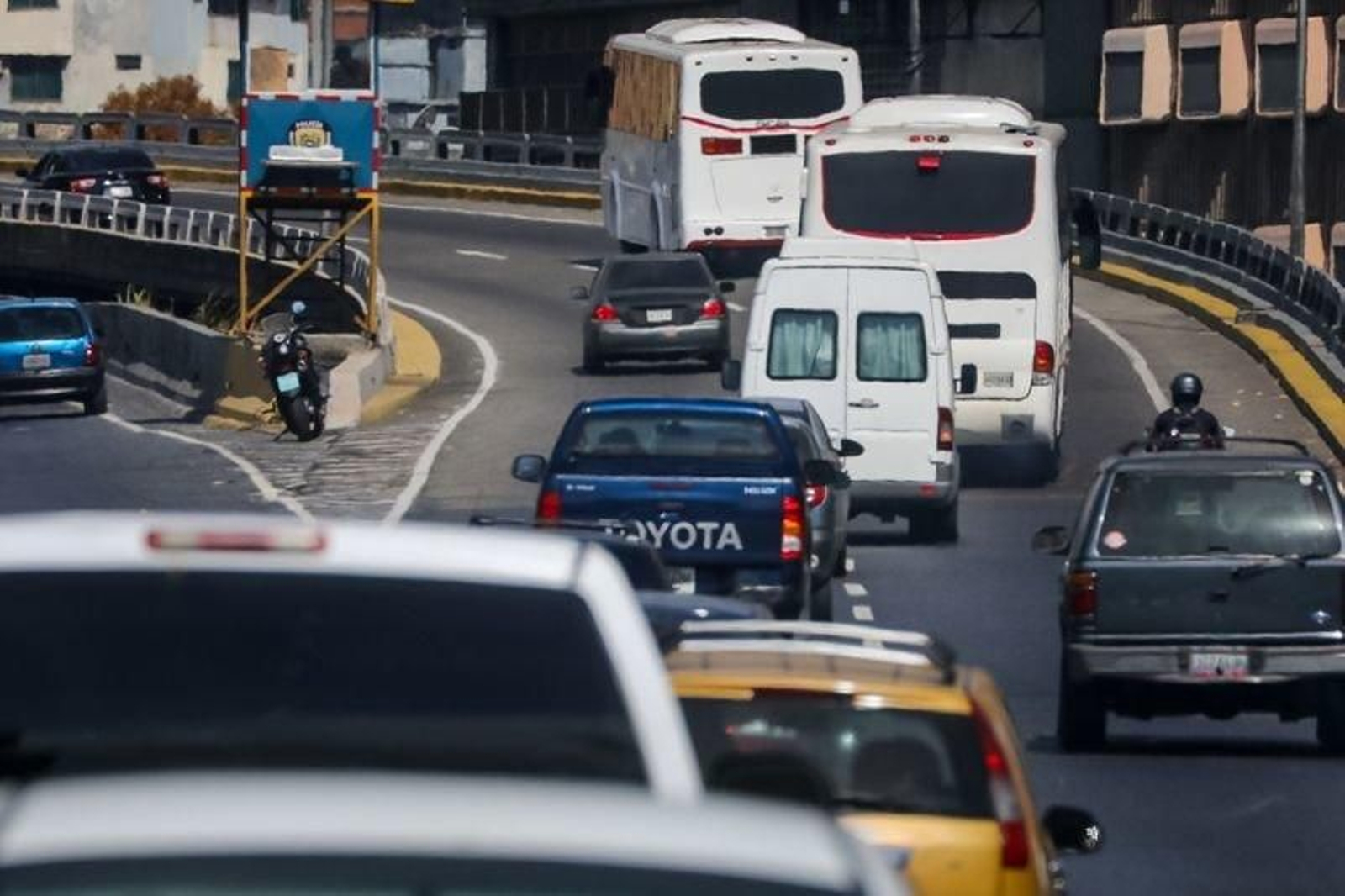 Comitiva de autobuses con los diputados venezolanos camino de la frontera de Colombia.