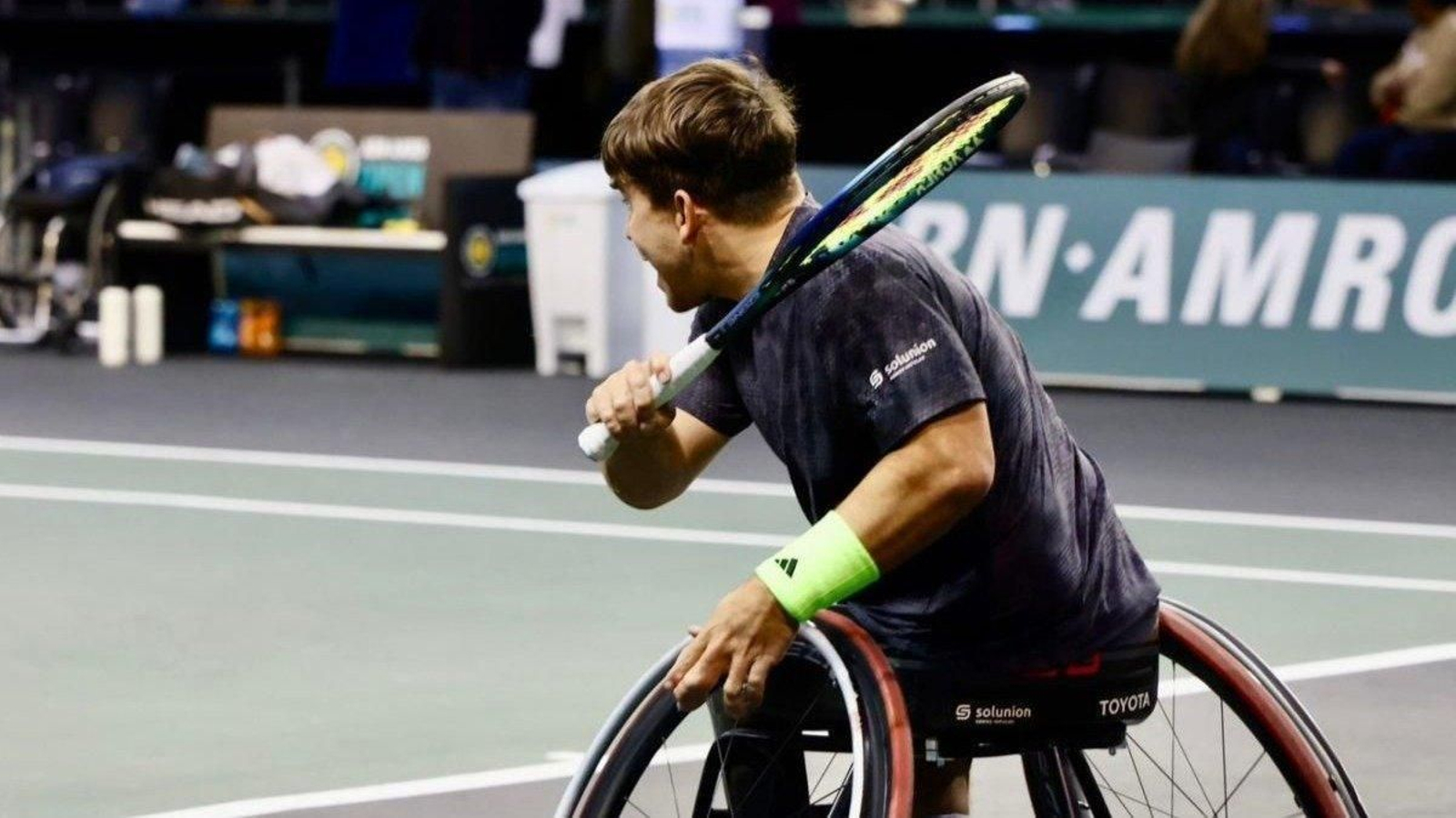 Martín de la Puente ejecuta un golpe desde el fondo de la pista.