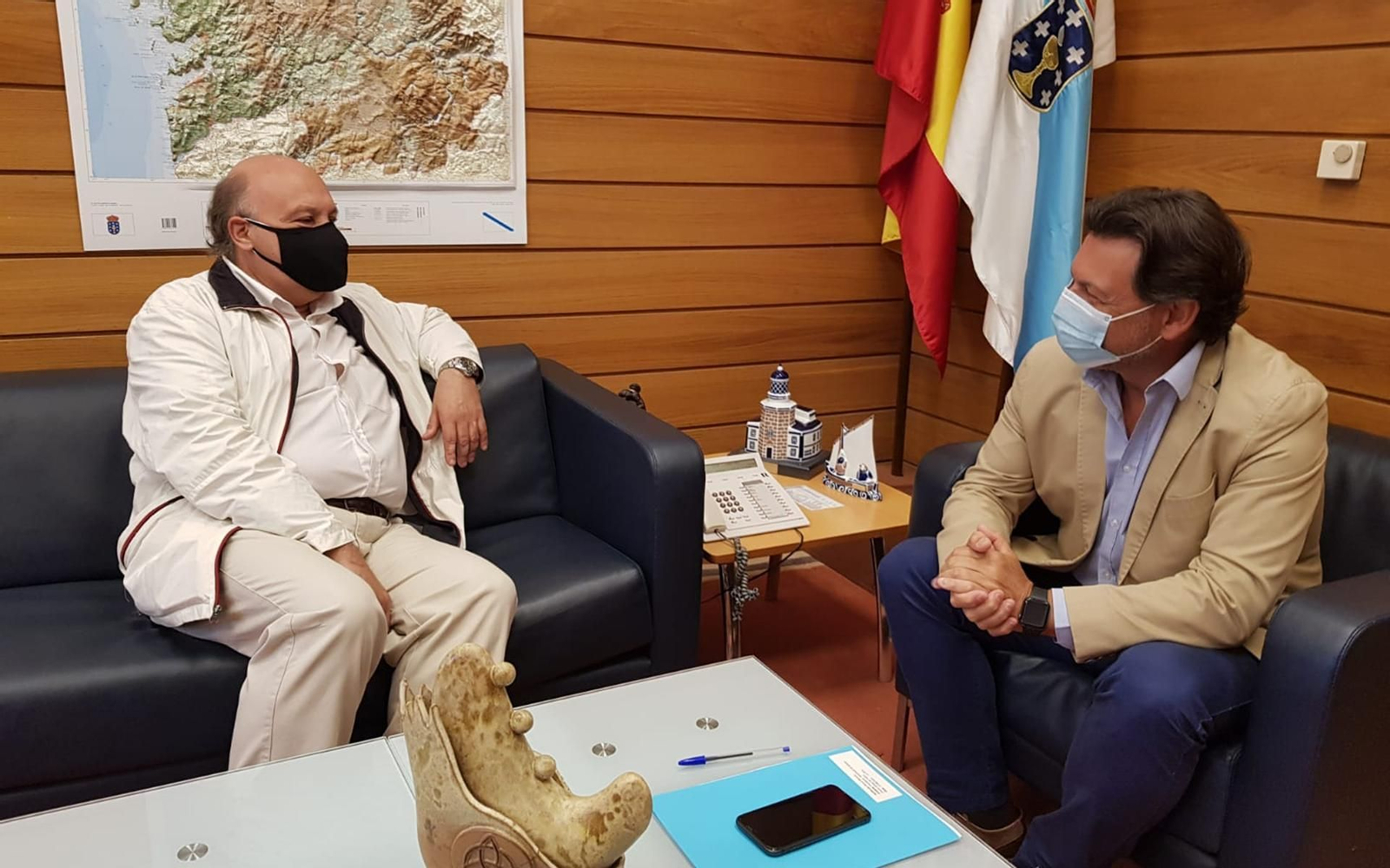 Miranda y Moreira, durante el encuentro en el despacho del secretario xeral da Emigración en Santiago de Compostela