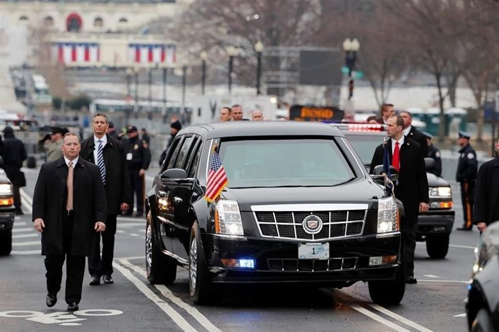 La limusina del presidente y su familia por la avenida Pennsylvania.