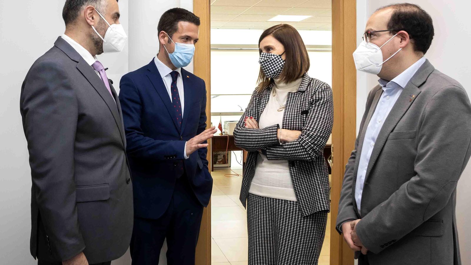 La consejera de Presidencia, Interior, Justicia y Acción Exterior, Paula Fernández, con el cónsul general de Rumanía en Bilbao, Marian Popescu. Fotografía: Silvia Bouzo