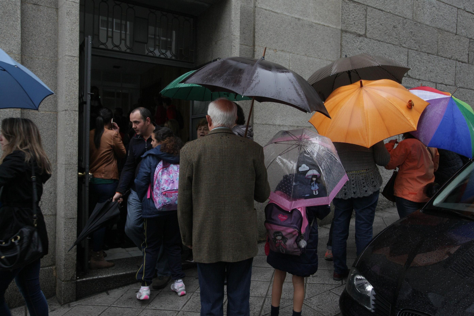 Padres y abuelos recogen a los alumnos de Carmelitas a la hora de la salida, al mediodía.