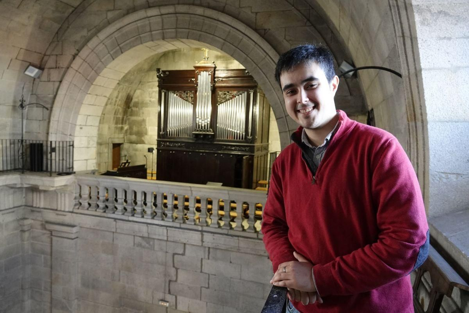 El organista Carlos Fernández Bollo, ayer en la Concatedral de Vigo, donde hoy protagoniza el comienzo del festival.
