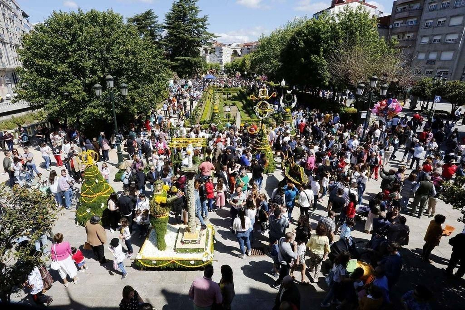Numeroso público en la Alameda para ver los "maios".