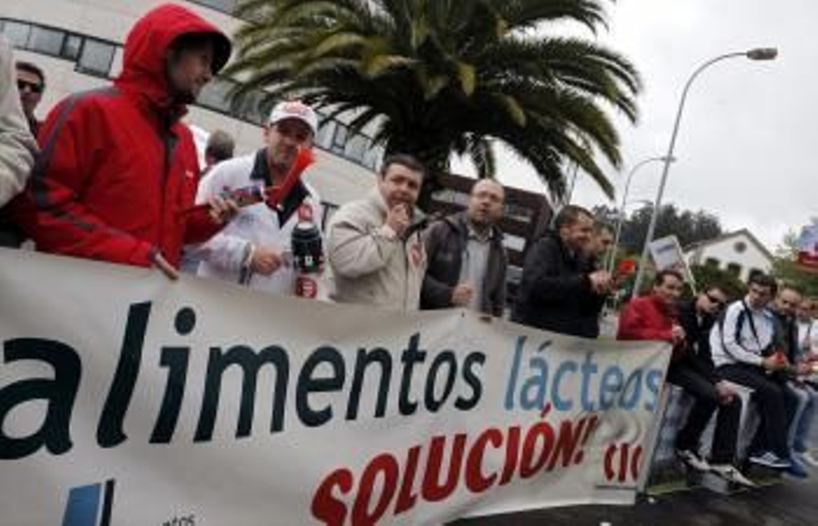 La plantilla de Alimentos Lácteos, durante la protesta por la situación de la empresa cooperativa ante la sede de Xesgalicia.