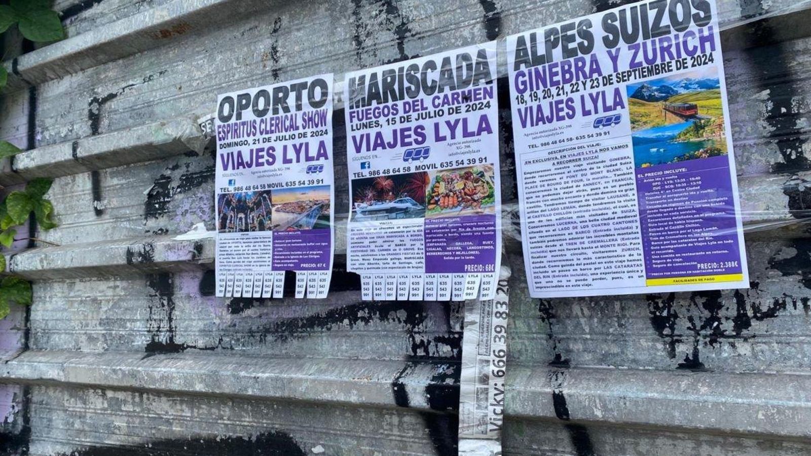 Cartelería en Vigo para promocionar viajes de una agencia autorizada.