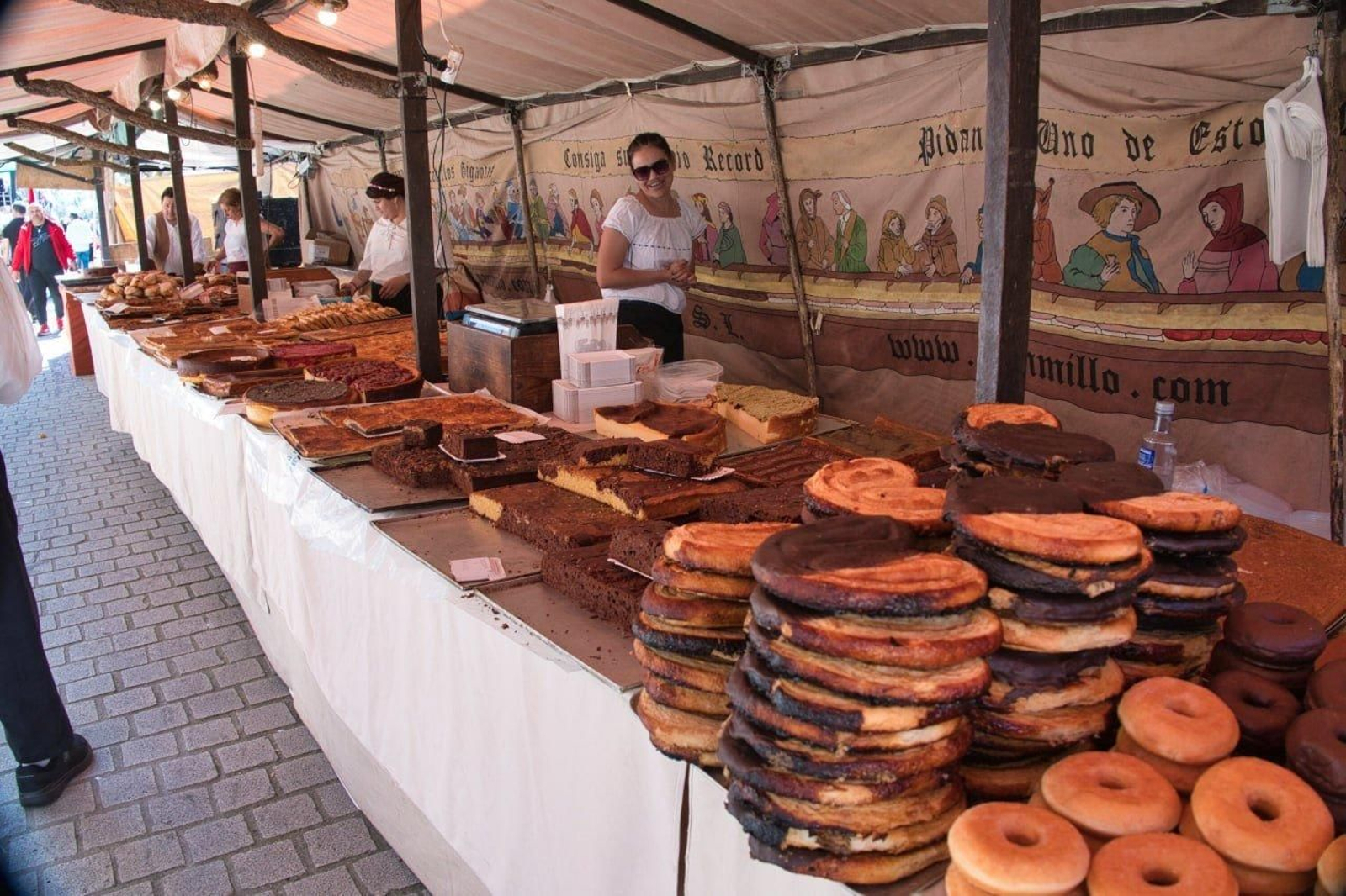 Un puesto de pastelería y panadería.