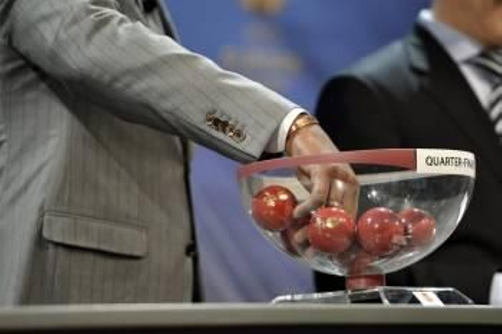 El bombo de la Europa Liga, durante el sorteo. (Foto: M.T.)