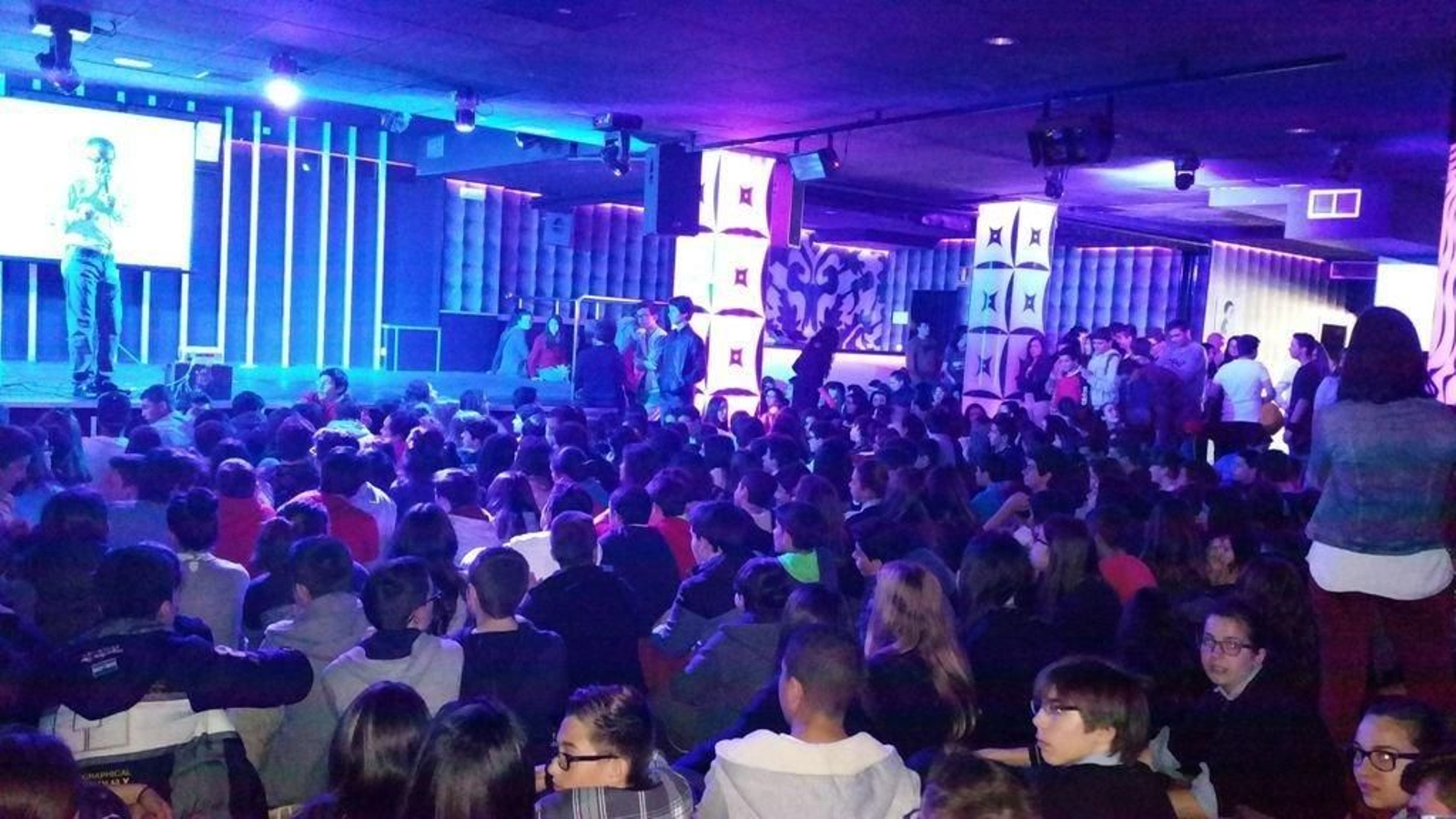 La discoteca a tope de jóvenes que qyer aprendían a divertirse sin alcohol.