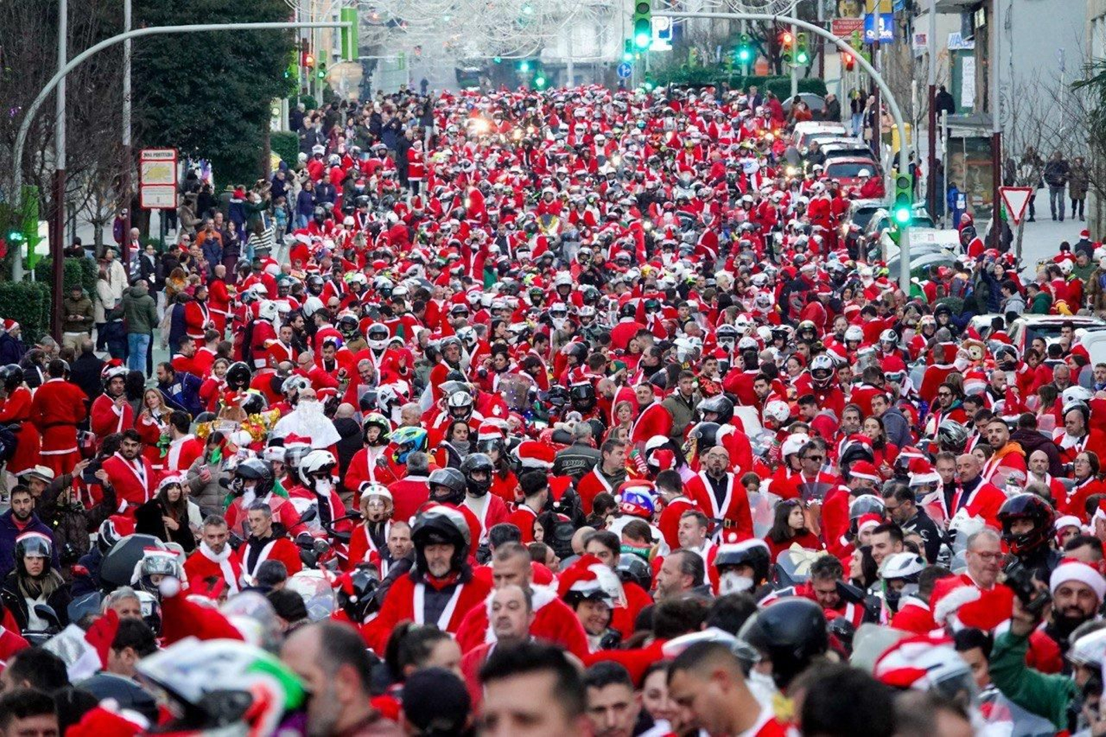 Papanoelada motera en la Navidad de Vigo 2023.