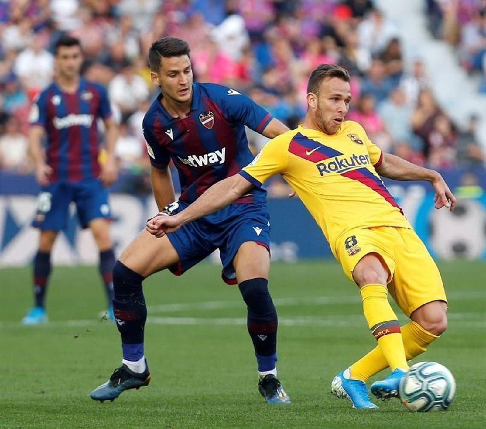 El centrocampista del Levante UD, Nemanja Radoja (i) disputa el balón con el centrocampista del Barcelona Arthur Melo (d)