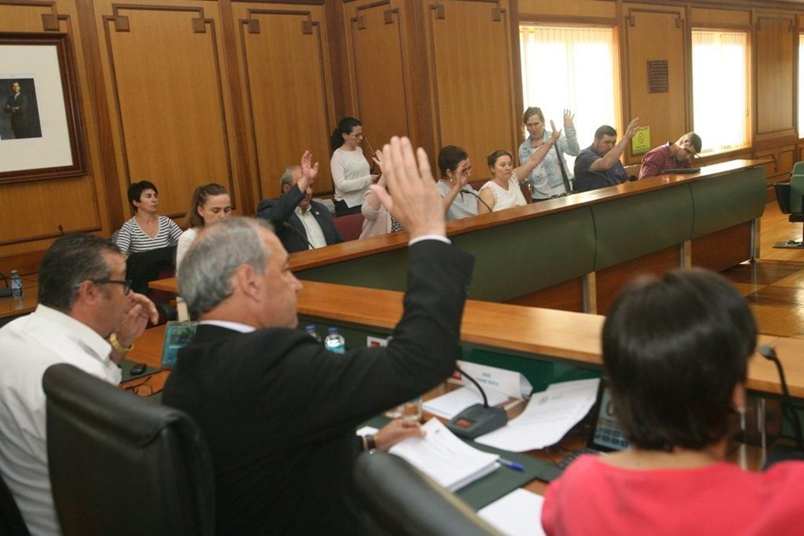 Al fondo, los concejales del BNG, durante una de las votaciones en el Concello de Monforte.