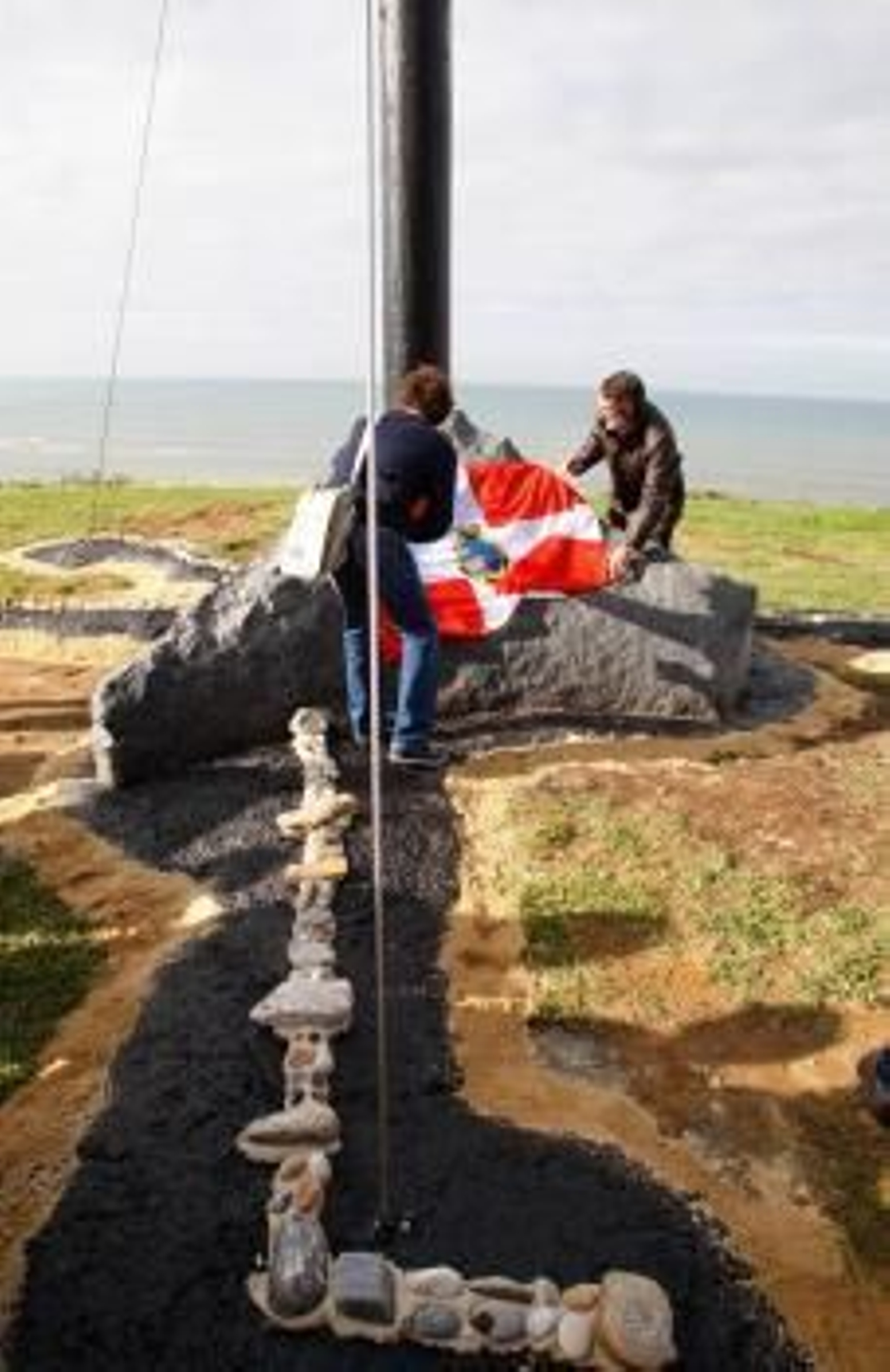 A Guarda ha inaugurado hoy un monumento en el mirador de 'Fonte Quente' con el que se rinde homenaje a los voluntarios que ayudaron a limpiar en el 'Prestige'.