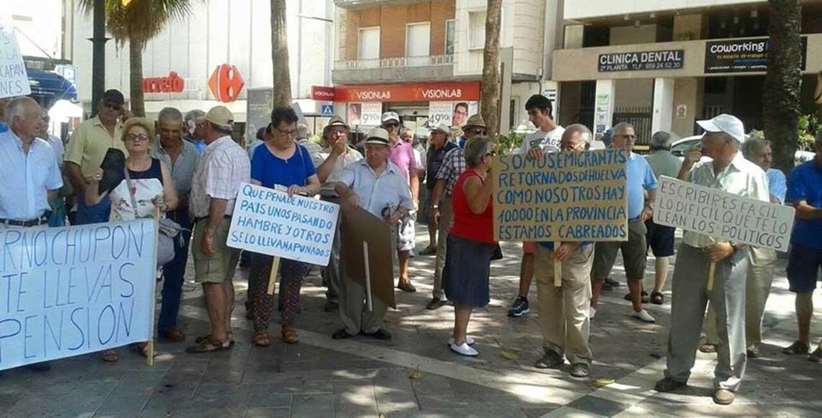 Manifestación protesta de los emigrantes retornados de la provincia de Huelva, este mes de julio.