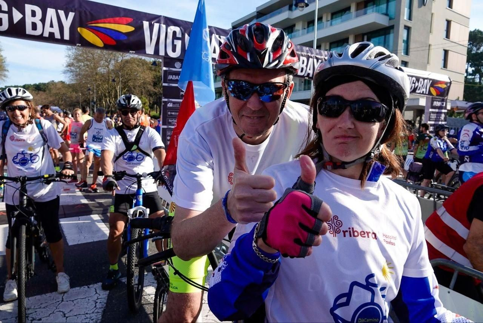 Alfonso Rueda acompaña a una participante de Discamino en la Vig-Bay 2024.