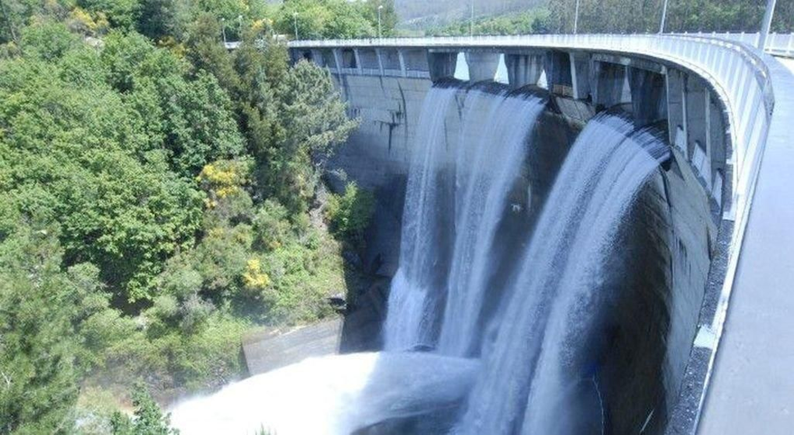 Una imagen de Eiras con los aliviaderos y turbinas expulsando agua hacia el río.