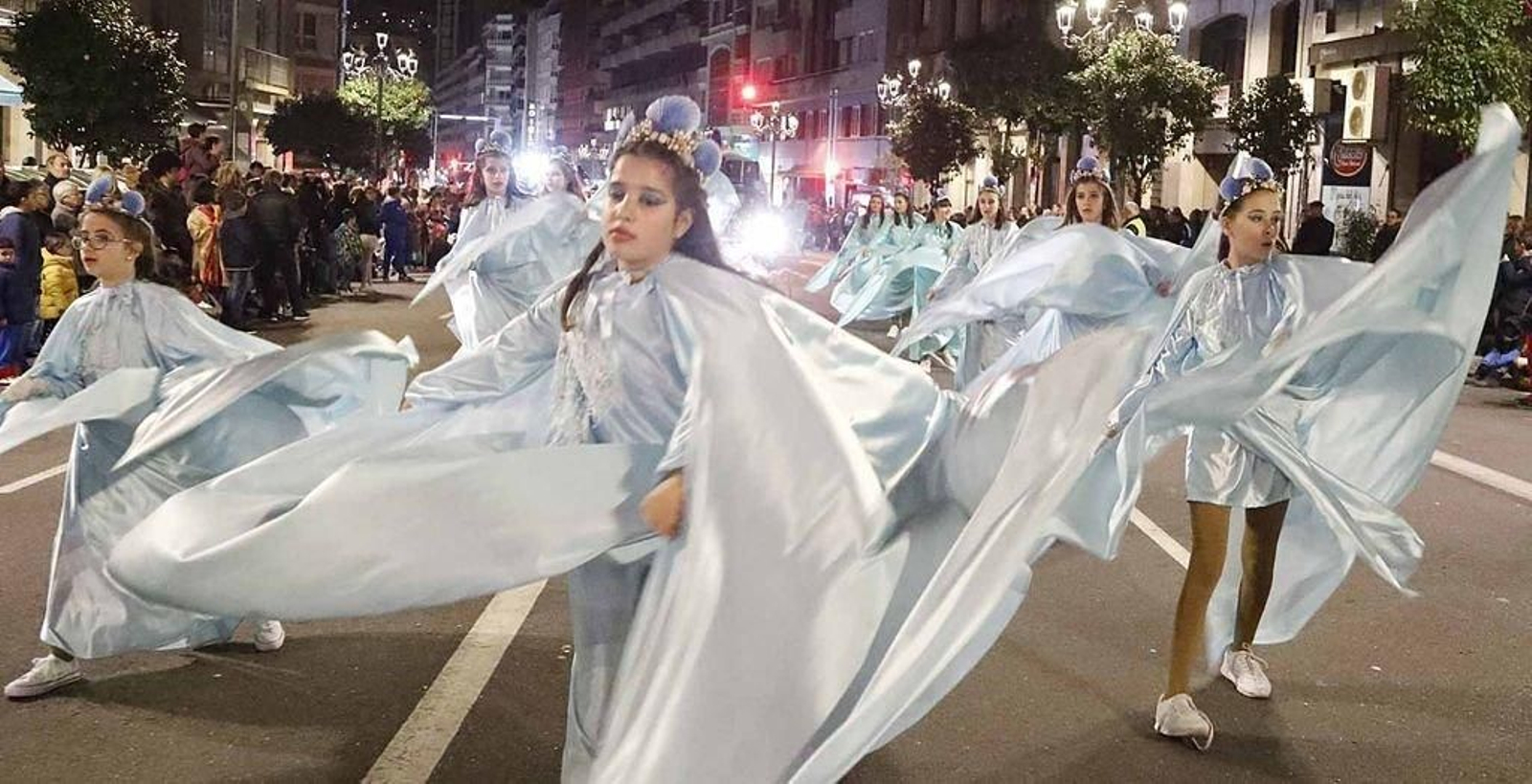 El Desfile de Comparsas contó con un total de 23 formaciones, que sumaban más de 1.400 componentes que realizaron un trayecto lleno de ritmo y                                                       humor en un encuentro que duró tres horas.