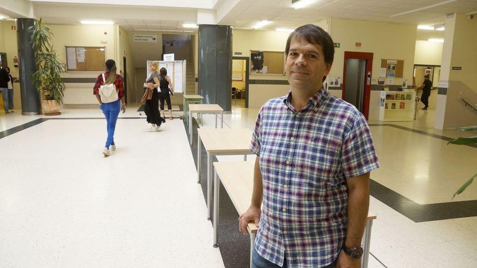 Dionisio Martínez Soler, en el vestíbulo de la EOI.