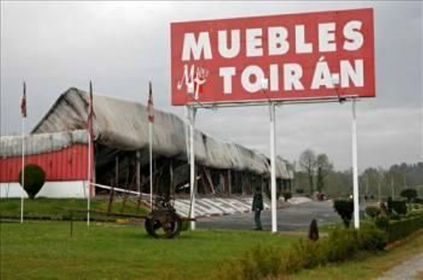 La nave, completamente calcinada. (Foto: J.M. CASTRO)