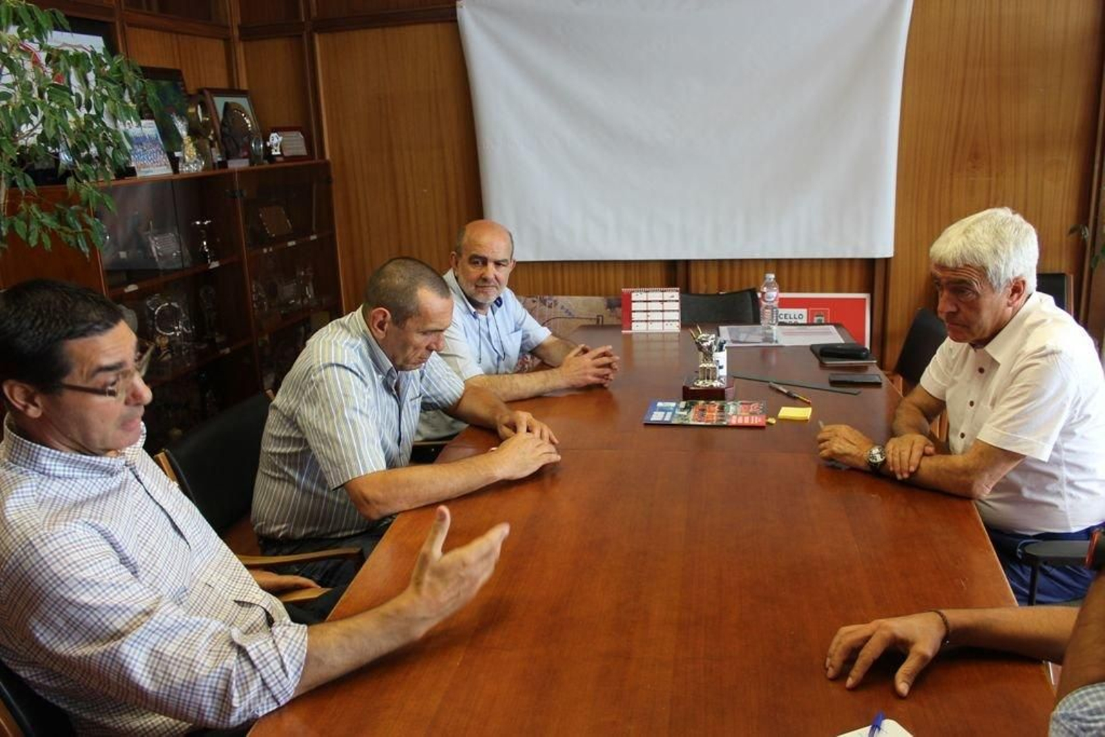Un momento de la reunión en el Concello entre el edil Manel Fernández y Abalde, Bernárdez y Sánchez.