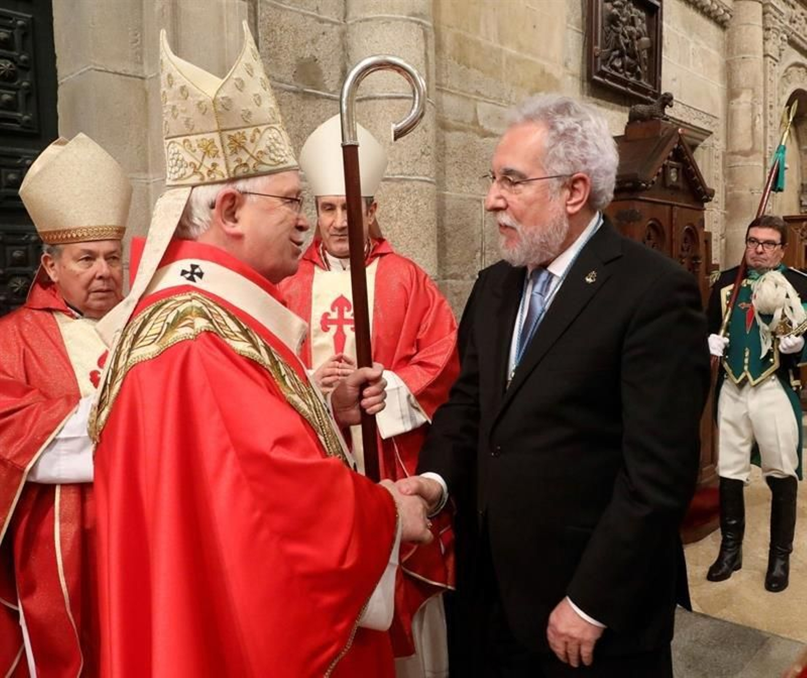 El presidente del Parlamento Gallego, Miguel Ángel Santalices (d), saluda al arzobispo de Santiago, Julián Barrio