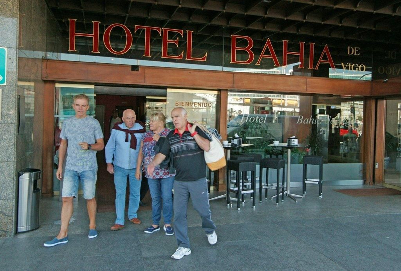 Turistas ayer saliendo de hoteles del centro. Todos se encuentran rondando el máximo de su ocupación.