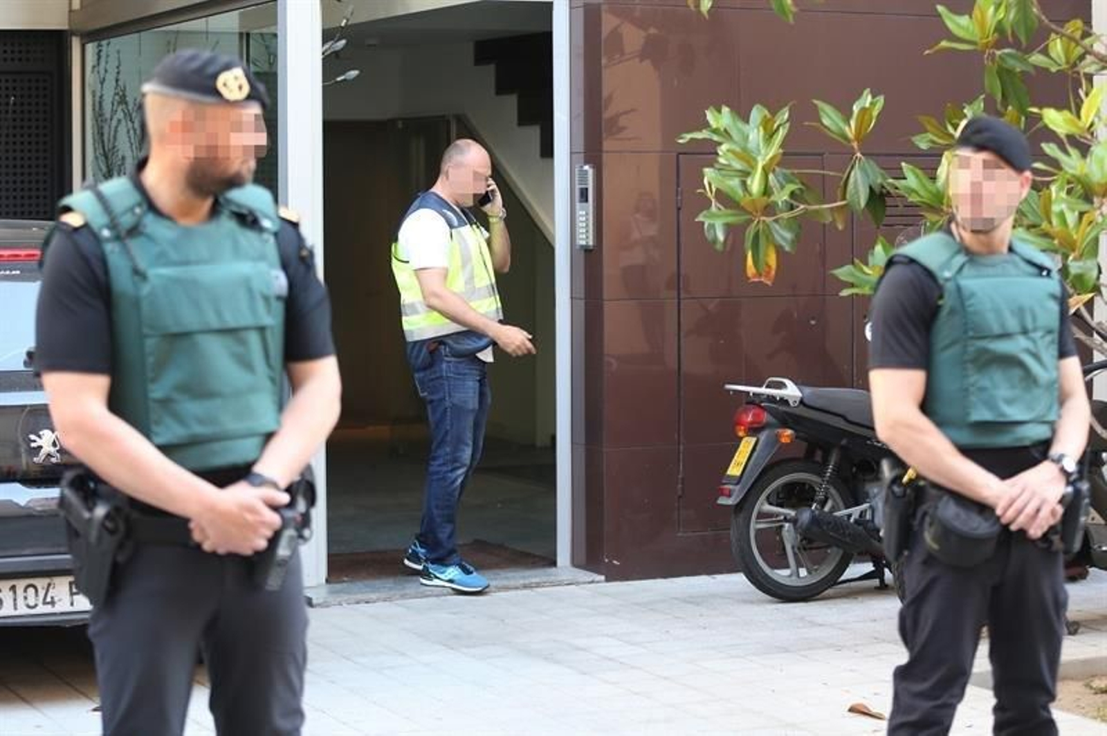 Efectivos policiales en el domicilio de Sandro Rosell
